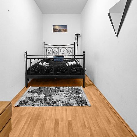 Modern Three-Bedroom, Triple King Beds Vienna Exterior photo