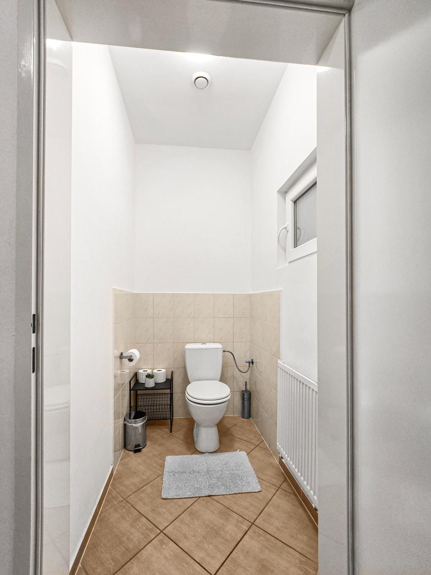 Modern Three-Bedroom, Triple King Beds Vienna Exterior photo
