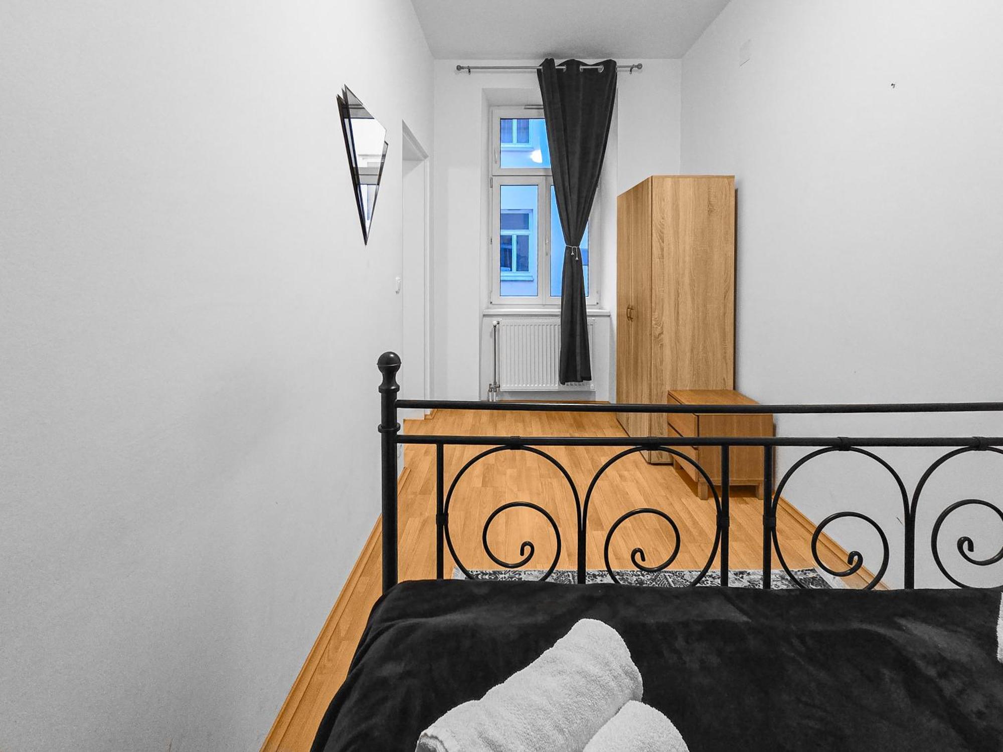 Modern Three-Bedroom, Triple King Beds Vienna Exterior photo