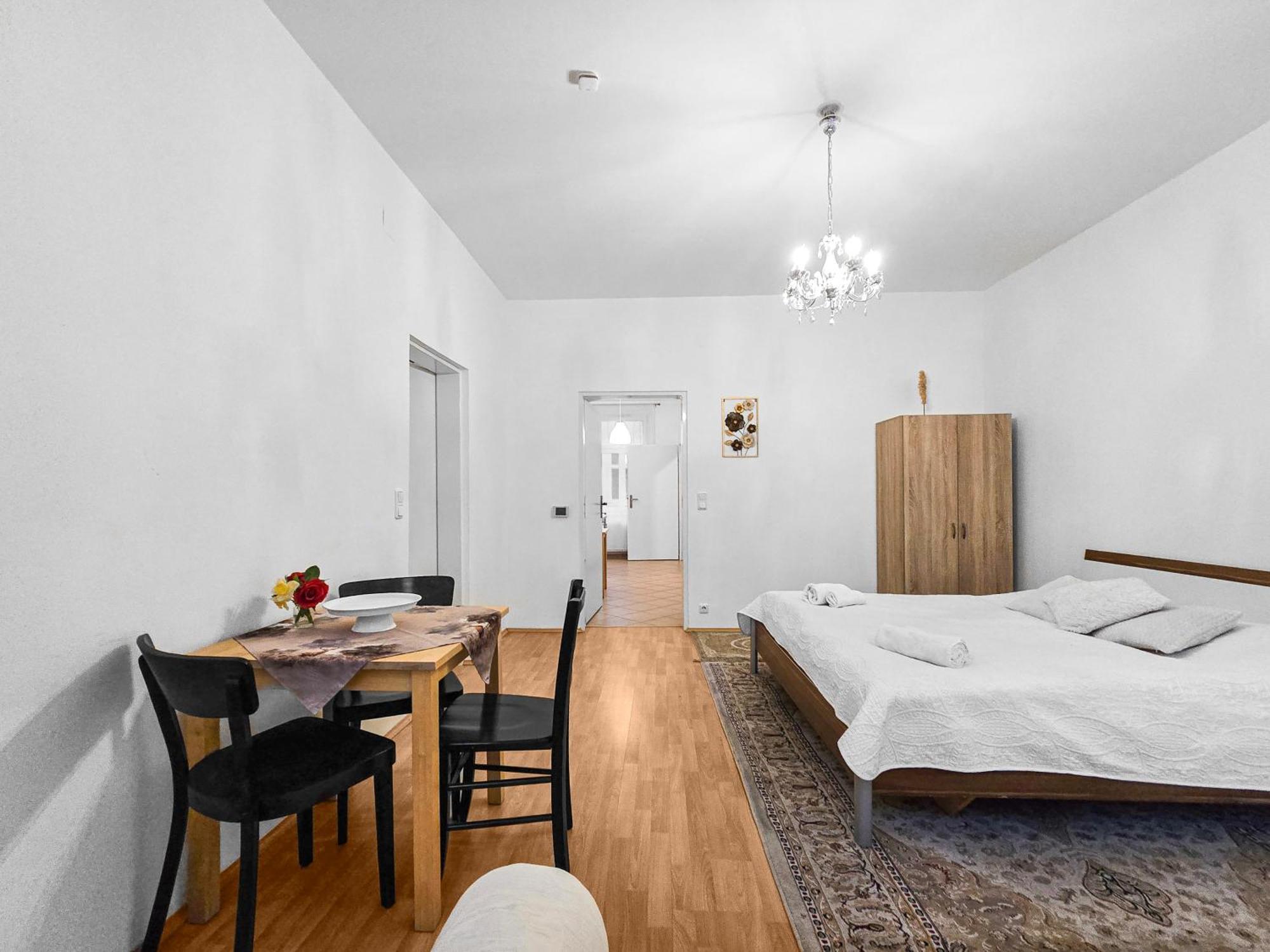 Modern Three-Bedroom, Triple King Beds Vienna Exterior photo